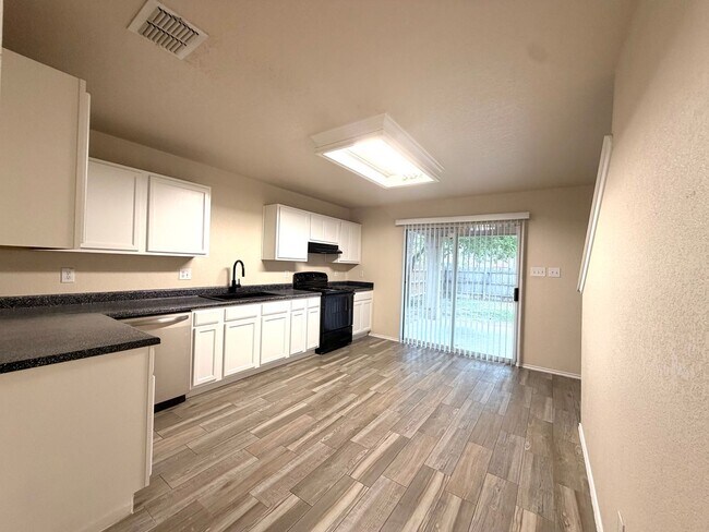 Building Photo - Lovely 3 Bedroom 2.5 Bath with easy access to shopping, schools, I-1604, I-410, Hwy 151, SeaWorld...
