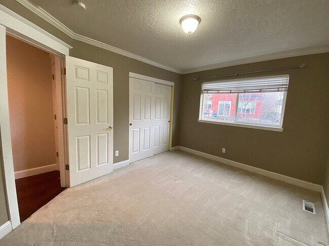 Building Photo - Great NW Home with Fenced Yard, Large Gara...