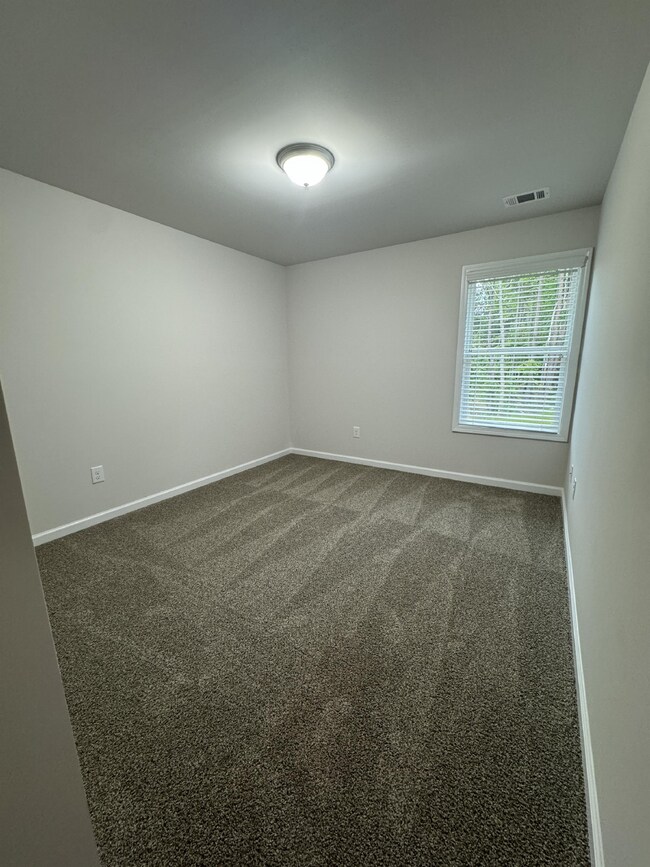 Building Photo - LIKE NEW, 3 bed 2 bath Townhome in Lula!