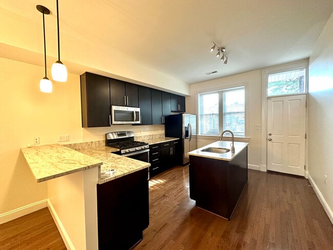 Building Photo - Charming  2Bed/2Bath in Patterson Park