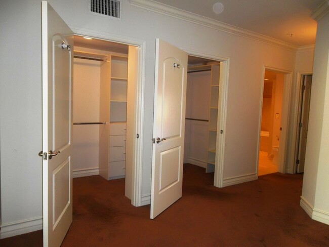 Building Photo - Luxurious condo with top of the line appli...