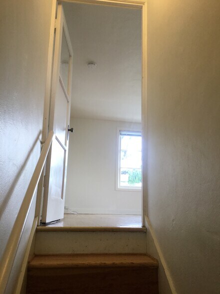 Building Photo - 1010 E 2nd St