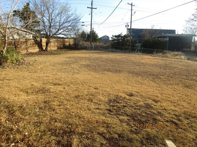 Building Photo - Very nice spacious home! No Carpet!