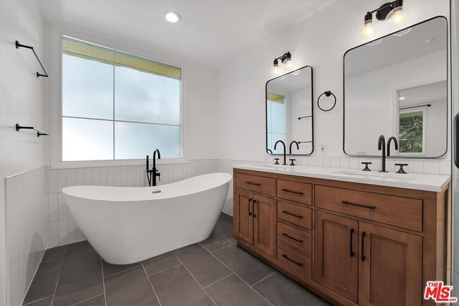 Building Photo - 1601 S Bentley Ave