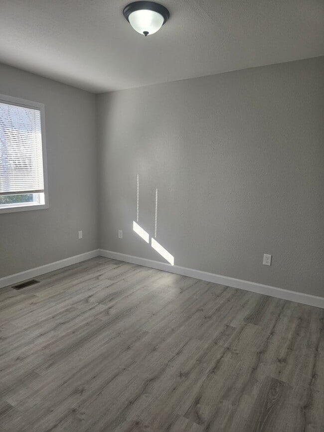 Building Photo - Newly Renovated 2 Bedroom 1.5 Bathroom Townhouse in Osage Beach!