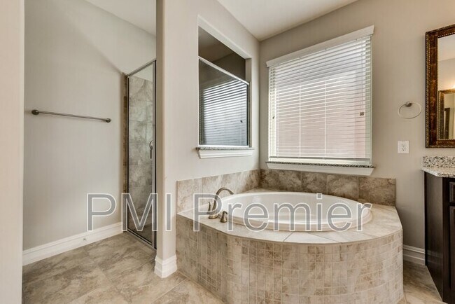 Building Photo - 2818 Balmoral Dr