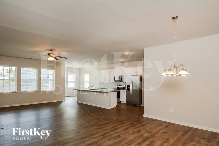 Building Photo - 302 N Great White Way