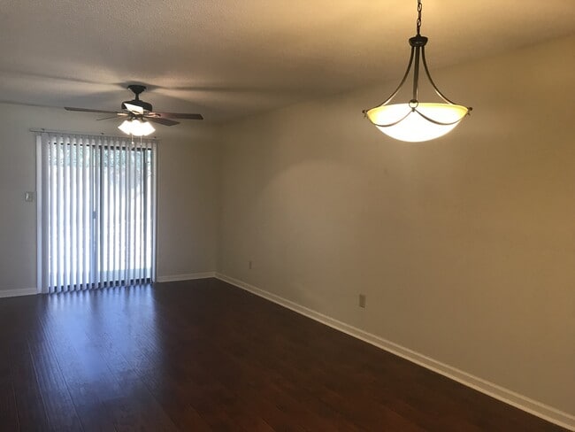 Building Photo - Winfield Chase Condo 2 BR 1 BA off Prince ...