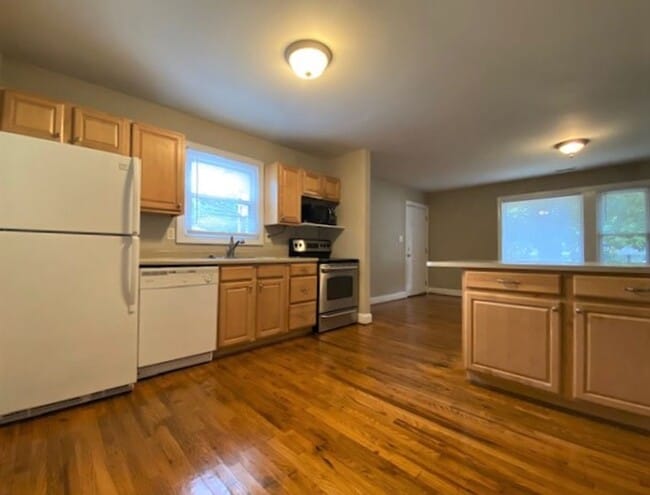 Building Photo - Selwyn/Collins Park area  3 bed, 1 bath Bu...