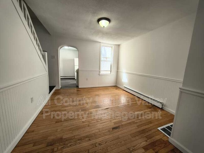 Building Photo - 546 Thomas St