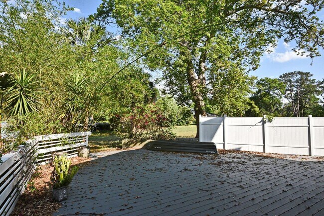 Building Photo - 621 Landings Pl