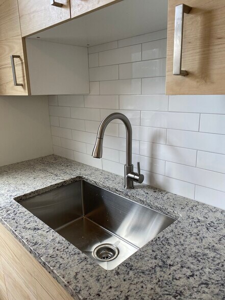 Building Photo - 10 Clary St