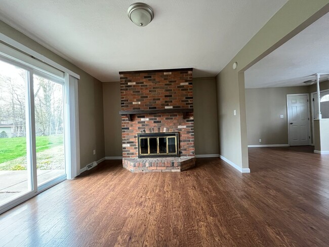 Building Photo - Very Large Home South of Warsaw 4 Bedroom