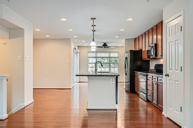 Building Photo - Spacious & Stylish 3BR/2.5BA TH in Frankli...