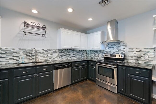Building Photo - 5610 Oak Blvd