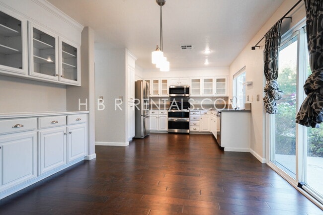 Building Photo - Bright Craftsman-Style 4 Bedroom Home in Q...