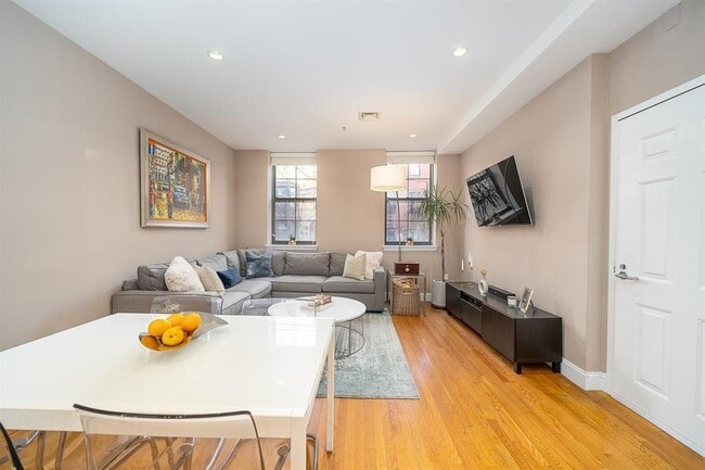 Building Photo - 822 Garden St