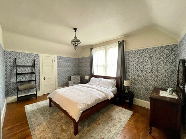 Building Photo - Pacific Grove Historical 3 Bed 2 Bath