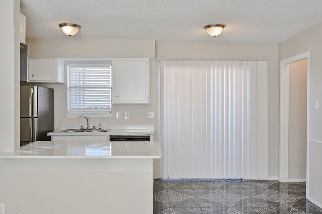 Building Photo - 8002 Cambridge Cir