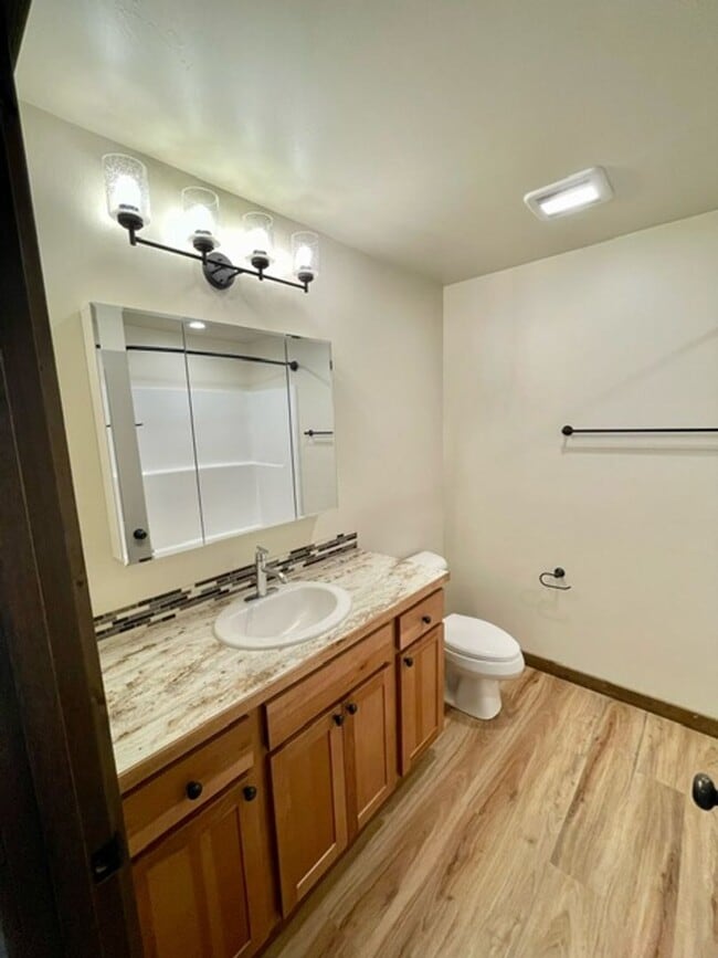 Building Photo - Townhouse - 3 Bedrooms 2 1/2 Bathrooms