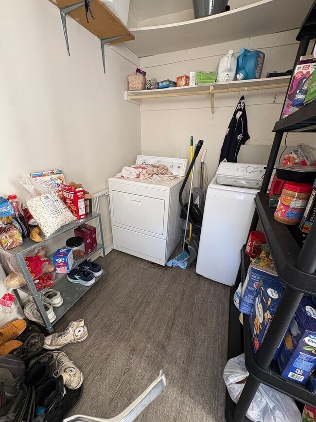 Building Photo - 1527 Ferry St