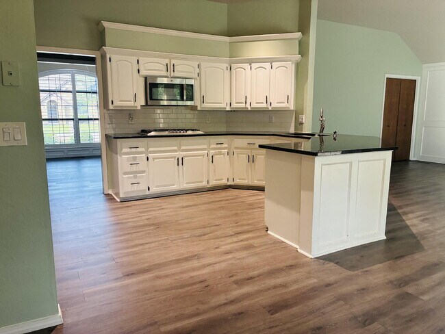 Building Photo - Beautiful Home in Westbury South Ready for Move-In!