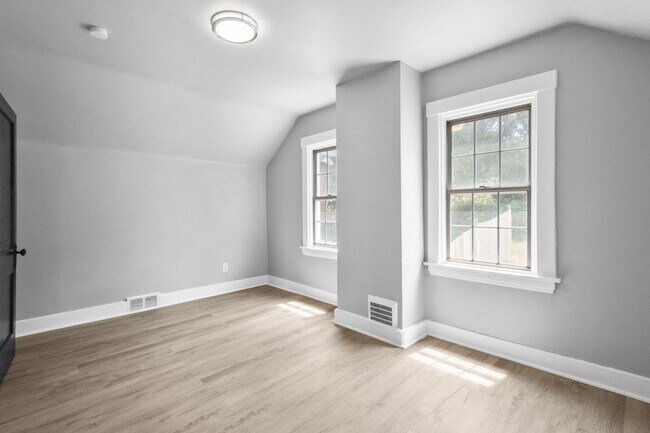 Building Photo - Stunning 2 bedroom home in Carrick available October 1st!