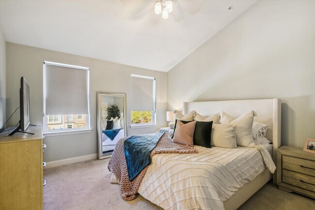 Building Photo - 605 S Cherry Grove Ave