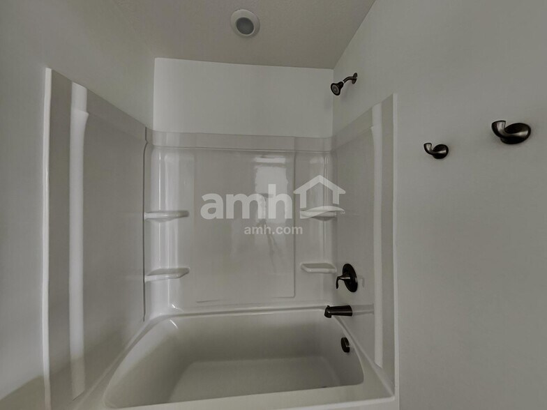 Building Photo - 301 Pne Hl Ct
