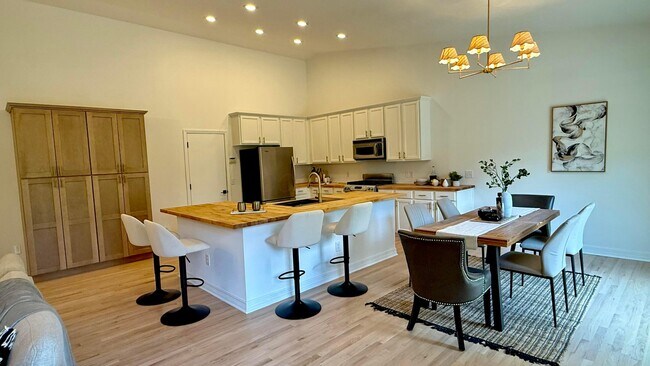 Building Photo - 4256 Landhigh Lakes Dr