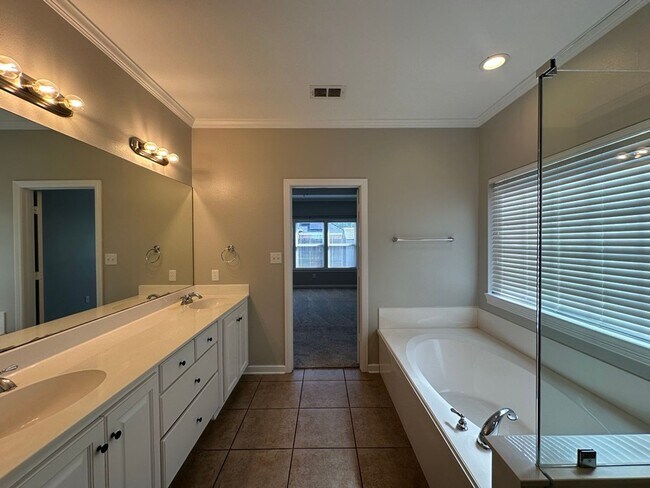 Building Photo - Stunning 4 Bed 3 Bath Home in WHISD!