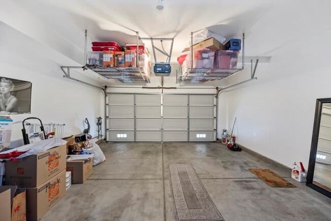 Building Photo - Beautiful 3 bedroom townhouse available fo...