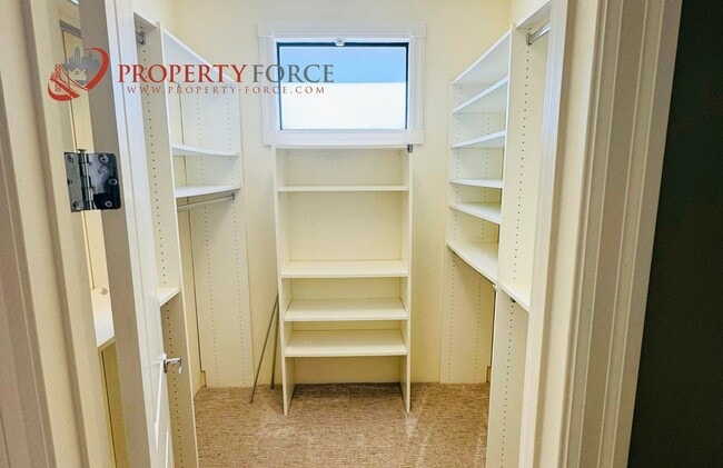 Building Photo - Beautiful 2 Bed 2 bath Available with grea...
