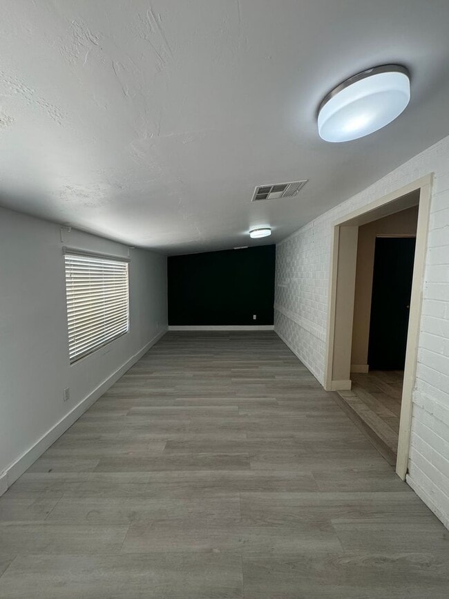 Building Photo - 2225 W Whitton Ave
