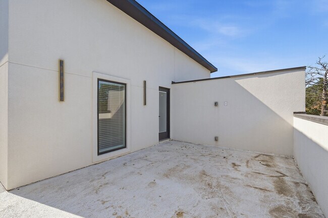 Building Photo - 2345 Hondo Ave