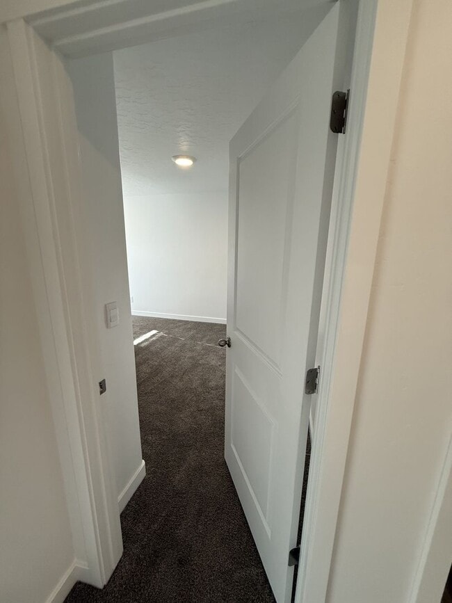 Building Photo - Charming Townhome in Provo, UT  $500 gift card if rented before Valentines day, Pets upon approval