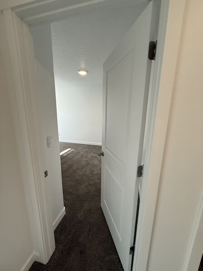 Building Photo - Charming Townhome in Provo, UT  $500 gift card if rented before Valentines day