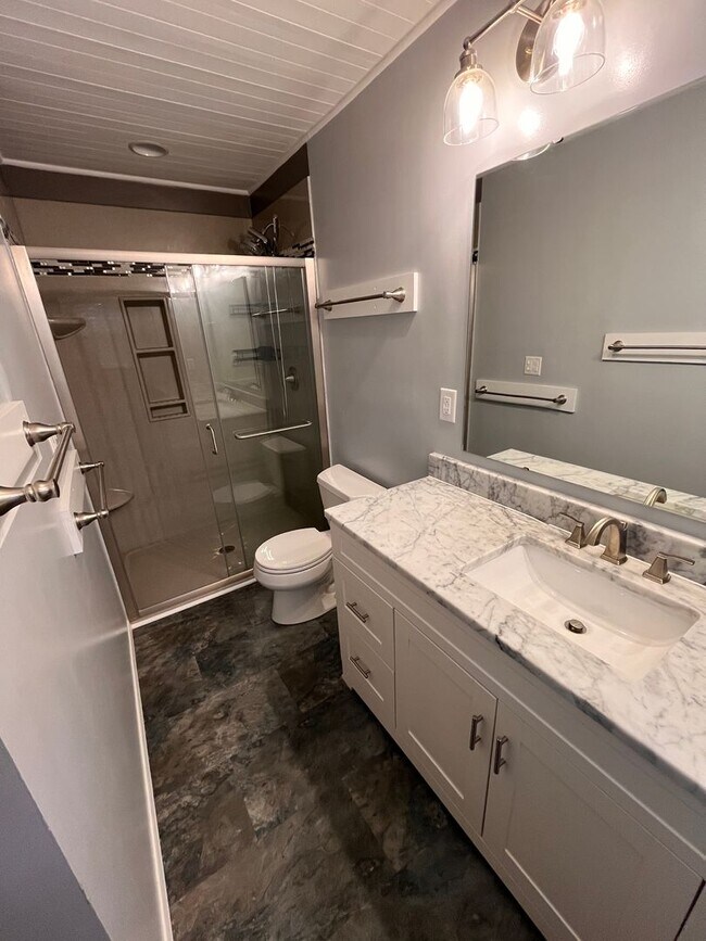 Building Photo - 3-Bed, 2-bath Luxury Southern Hills Designer Home!