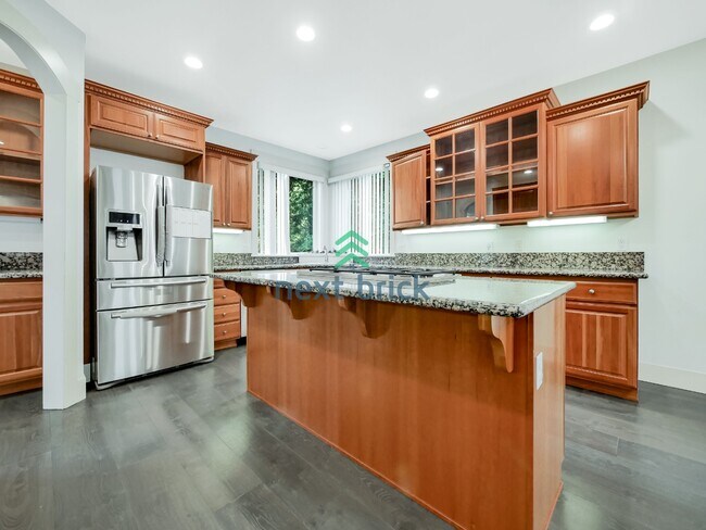 Building Photo - 4 bedroom, 2.5 Bathroom, 3 car garage Craftsman style home in Bellevue, WA