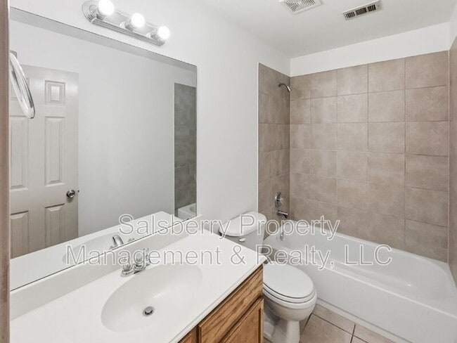 Building Photo - 3950 Seaside Ct