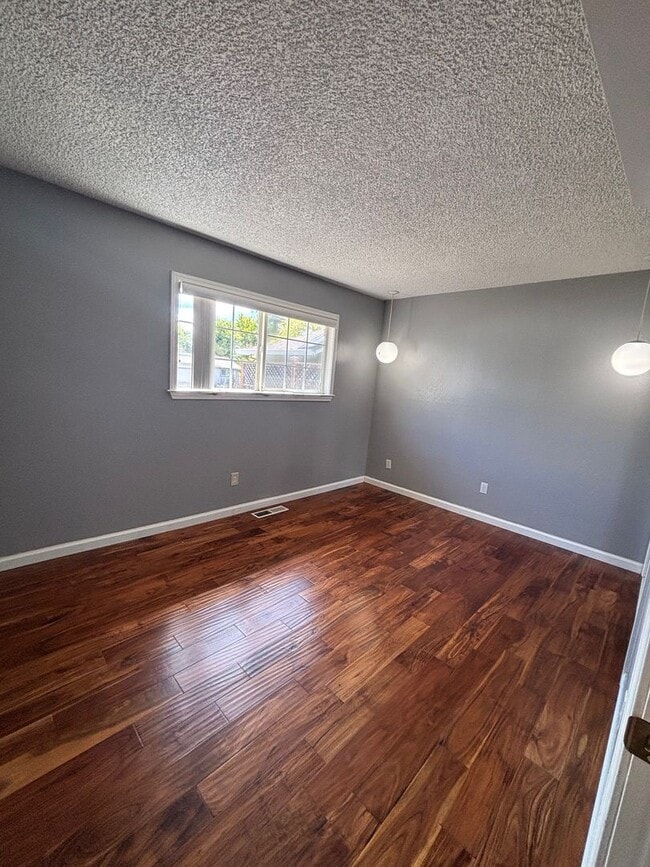 Building Photo - 3 Bedroom 2 Bathroom Single Family home in...