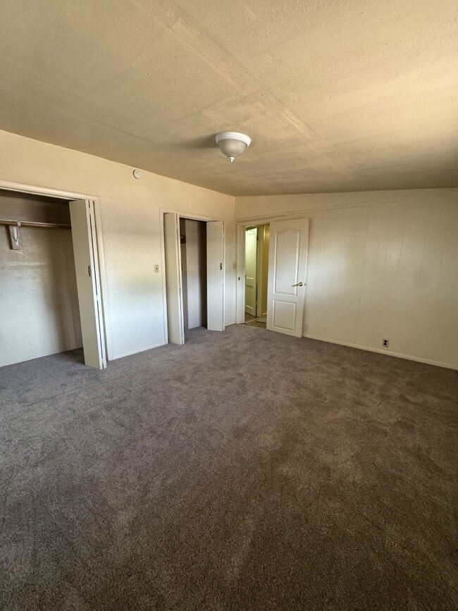 Building Photo - 705 N Kinsley Ave