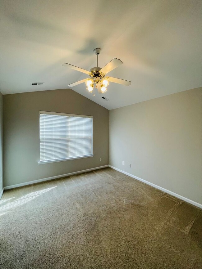 Building Photo - Charming 3 bedoom 2.5 bath town home in th...