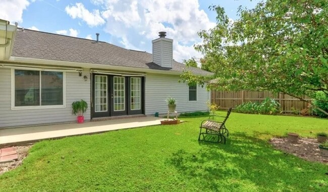 Building Photo - Charming 3 Bed / 2 Bath Home with Split Fl...
