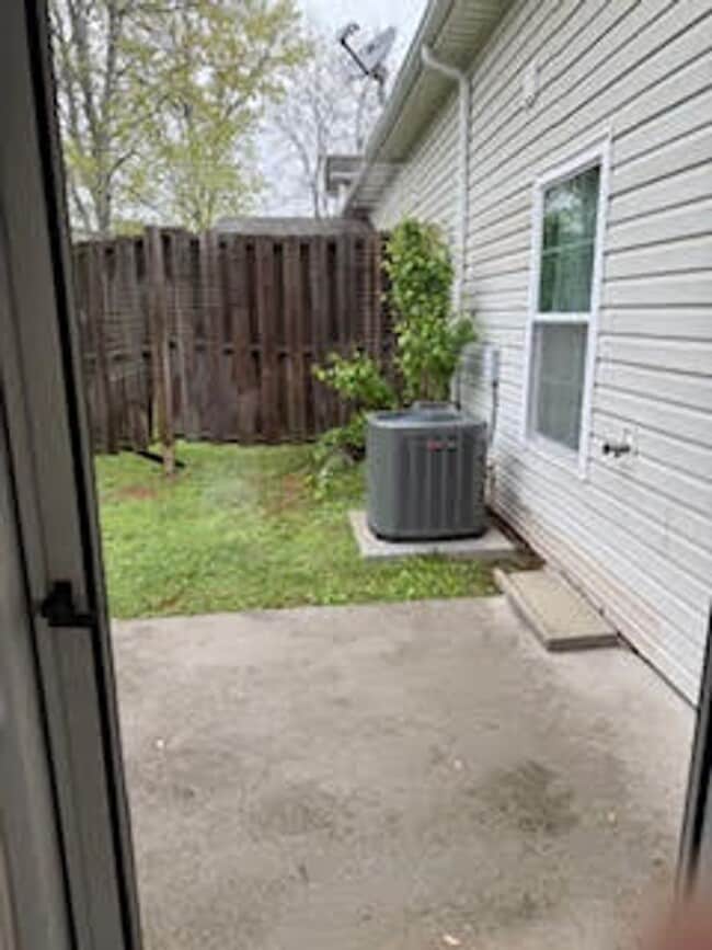 Building Photo - Knoxville 37934 - 2 bedroom, 2 bath condo - Contact Susan Niedergeses (865) 300-4722