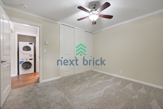 Building Photo - Bright & Remodeled Bellevue Condo | Steps to Downtown | Garage Included
