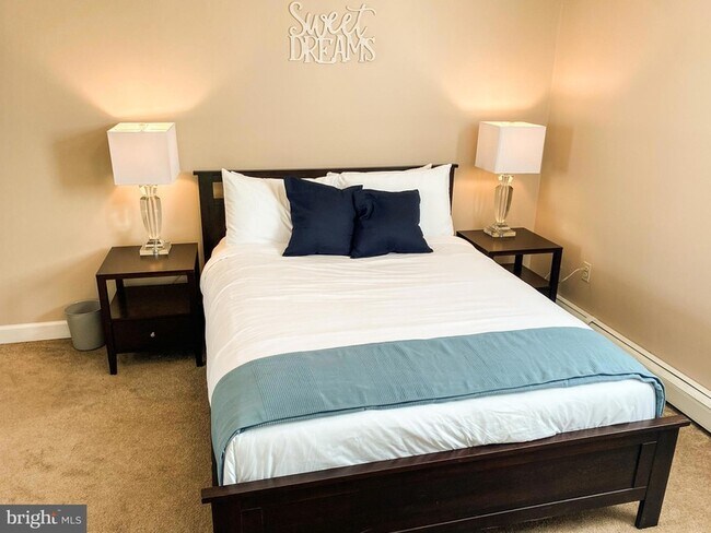 Building Photo - 122 W Bay View Dr