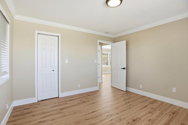 Building Photo - 400 La Casa Ave