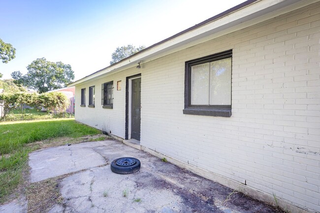 Building Photo - Cute 3 Bedroom Rental