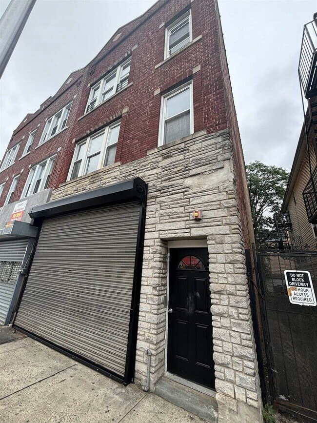 Building Photo - 567 West Side Ave